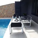 Pool And Sea Luxury Apartment