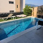 Pool And Sea Luxury Apartment *