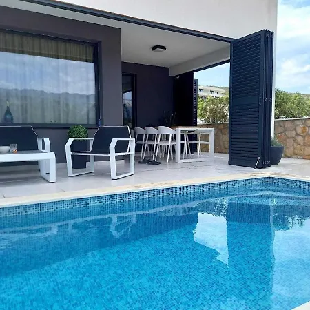 Pool And Sea Luxury *