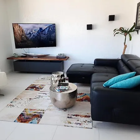 Pool And Sea Luxury Apartman *