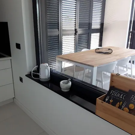 Pool And Sea Luxury Apartman *
