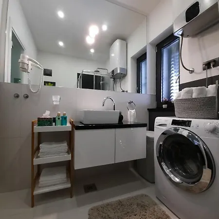 Pool And Sea Luxury Apartman Vinjerac