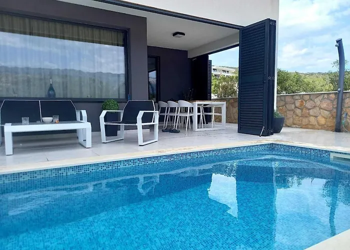Pool And Sea Luxury *