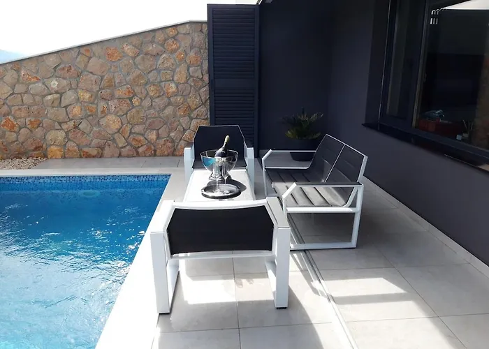 Pool And Sea Luxury Apartment
