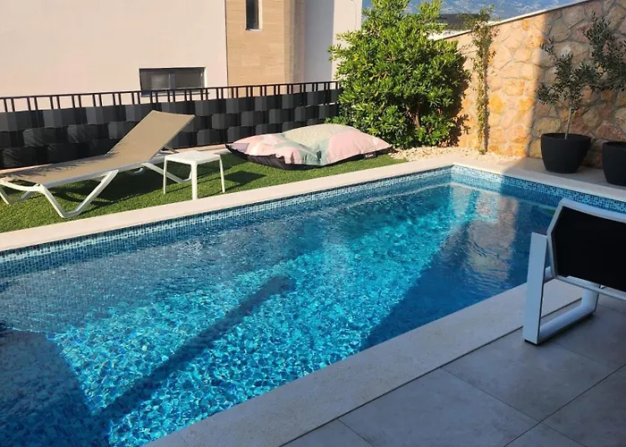Pool And Sea Luxury Apartment *
